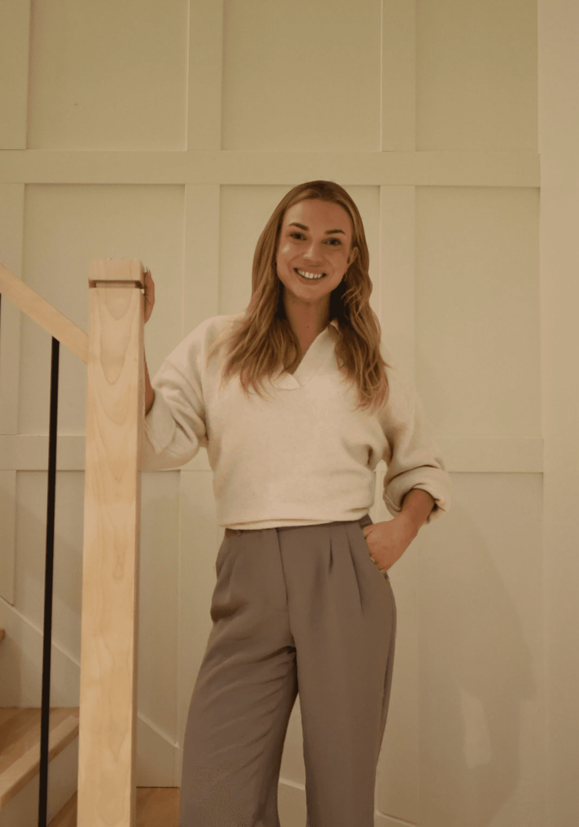 Delphine dans un intérieur boisé